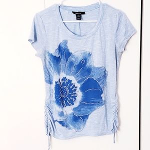 blue textured flower short sleeve scoop neck tee